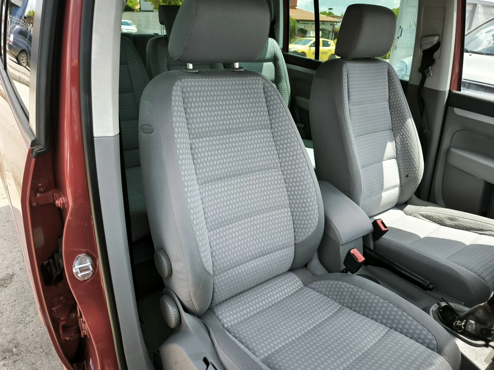 VW Touran 2.0TDI, снимка 8 - Автомобили и джипове - 54879339
