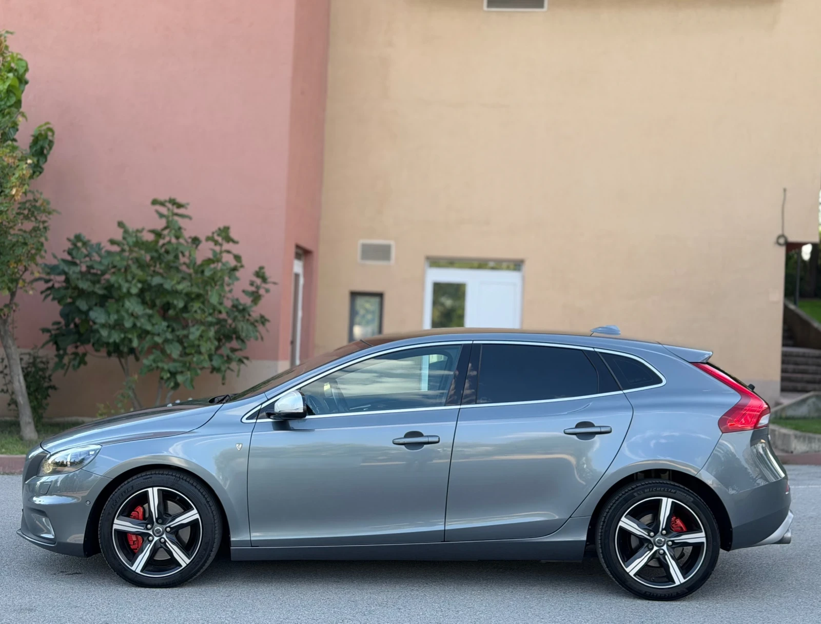 Volvo V40 D4/190hp/R-Design/Панорама/Самопаркиране, снимка 2 - Автомобили и джипове - 56168512