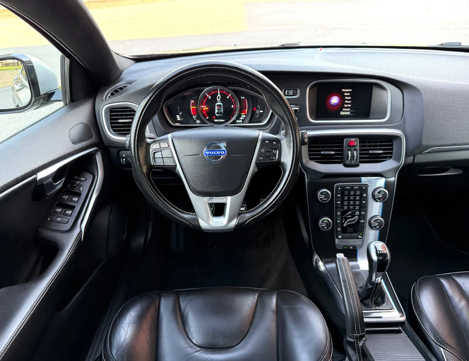 Volvo V40 D4/190hp/R-Design/Панорама/Самопаркиране, снимка 9 - Автомобили и джипове - 56168512