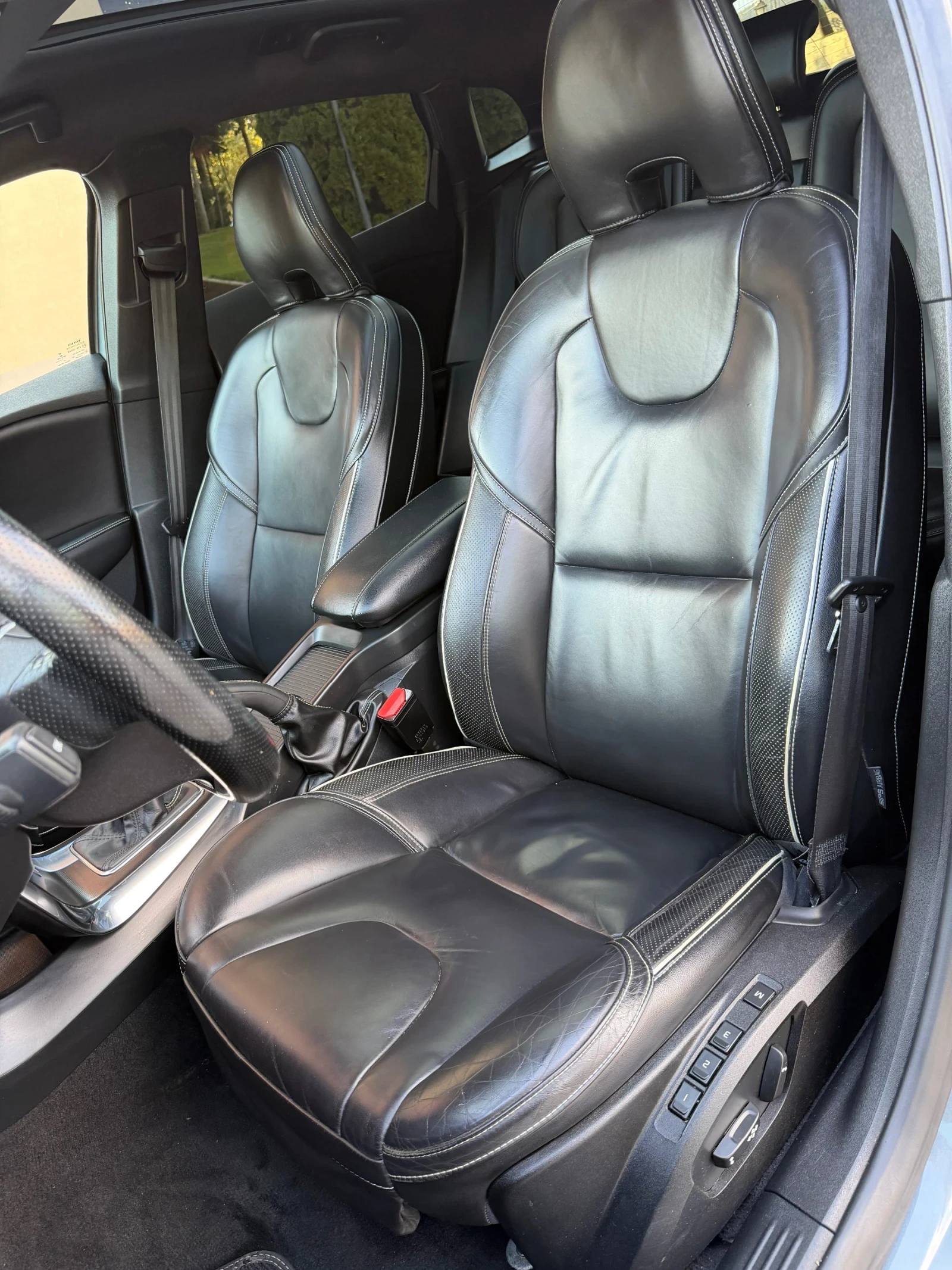Volvo V40 D4/190hp/R-Design/Панорама/Самопаркиране, снимка 11 - Автомобили и джипове - 56168512