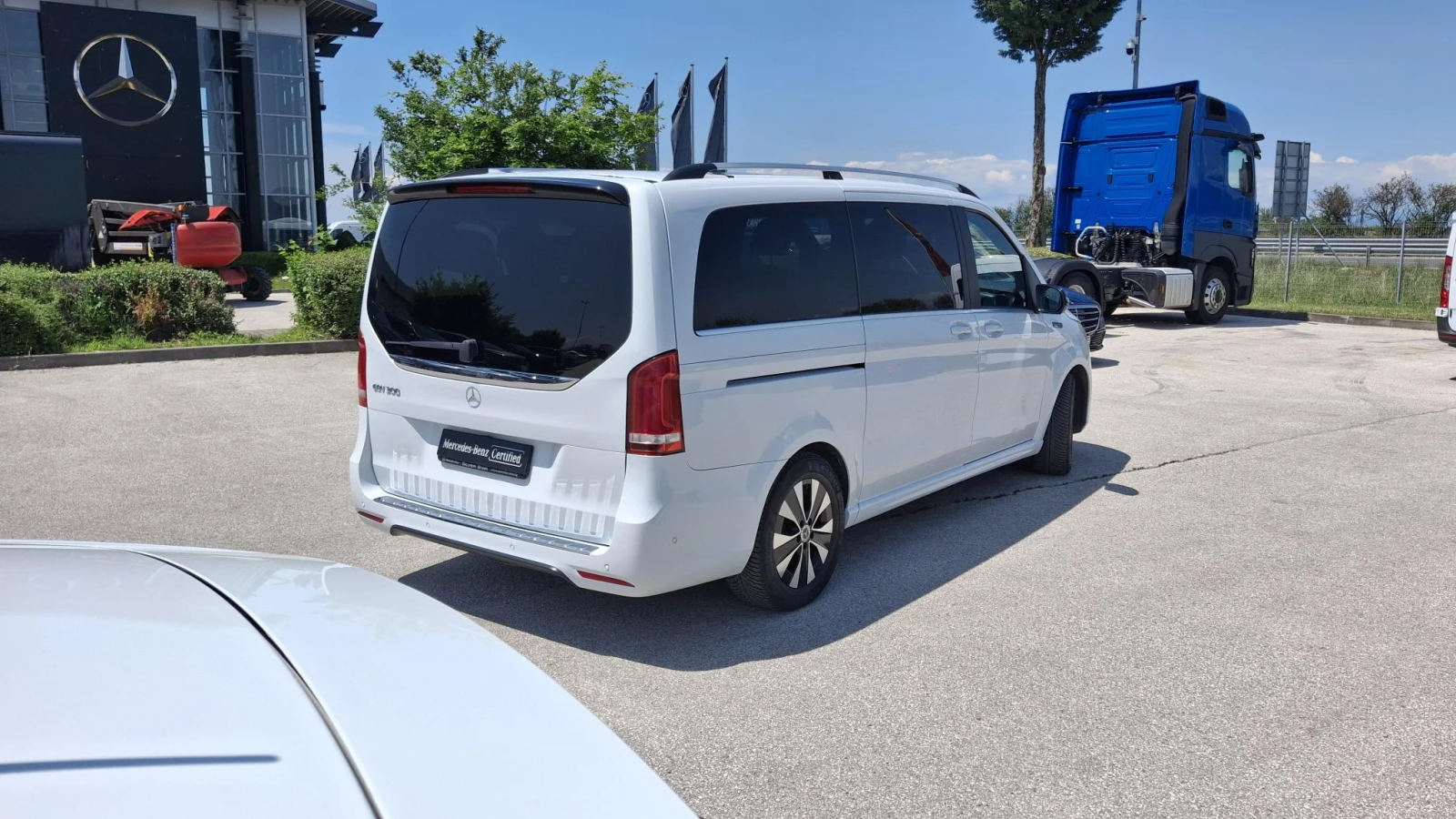 Mercedes-Benz V 300 EQ - изображение 6