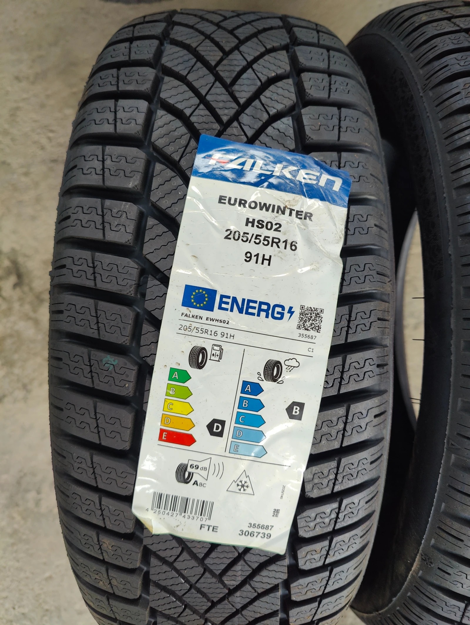 Гуми Зимни 205/55R16, снимка 3 - Гуми и джанти - 55162483