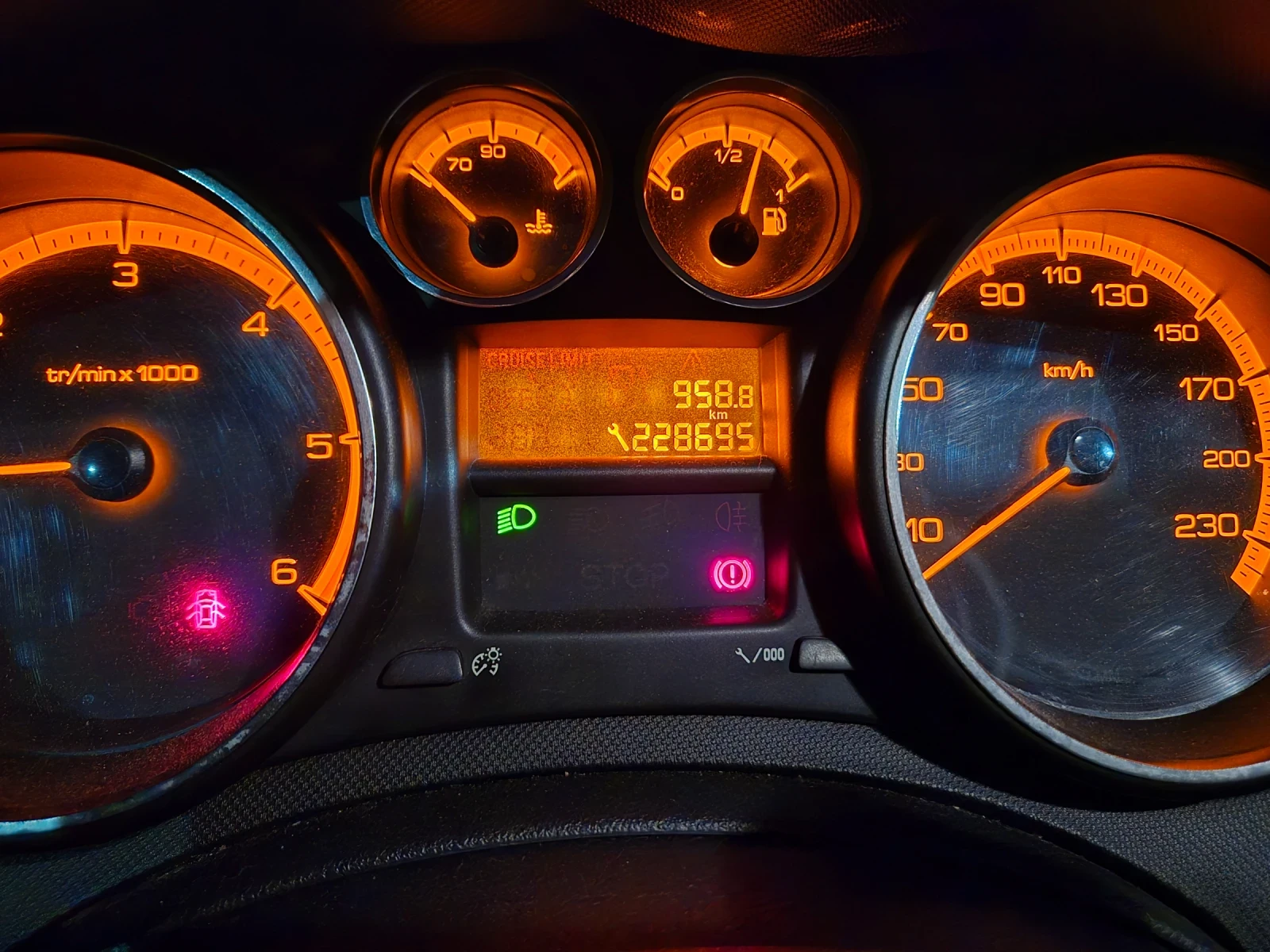 Peugeot 308 2.0 HDI, 6скорости, хечбек, снимка 11 - Автомобили и джипове - 54528391
