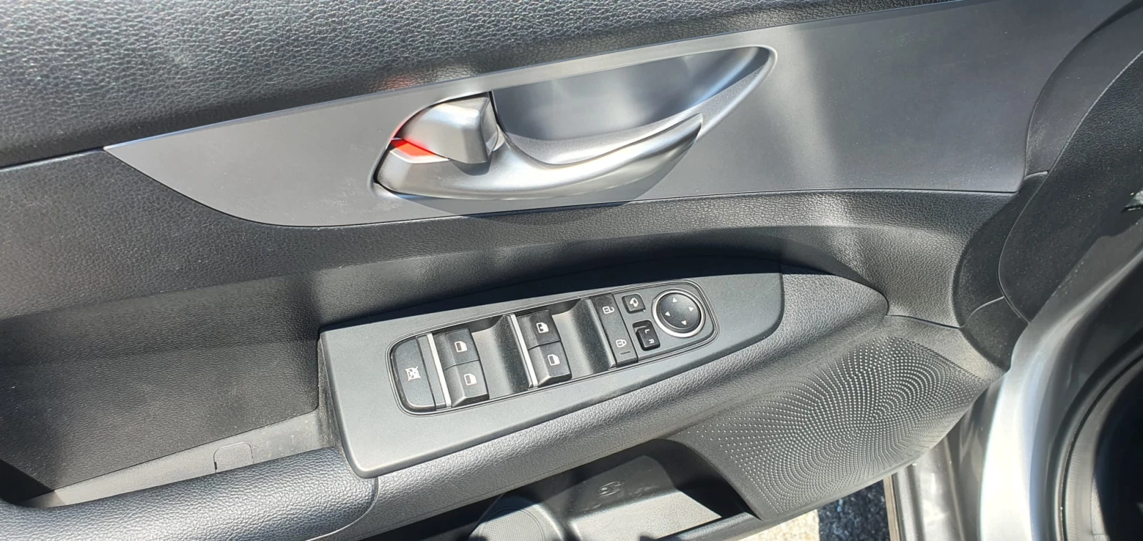 Kia K3 1.6MPI, снимка 9 - Автомобили и джипове - 54794975