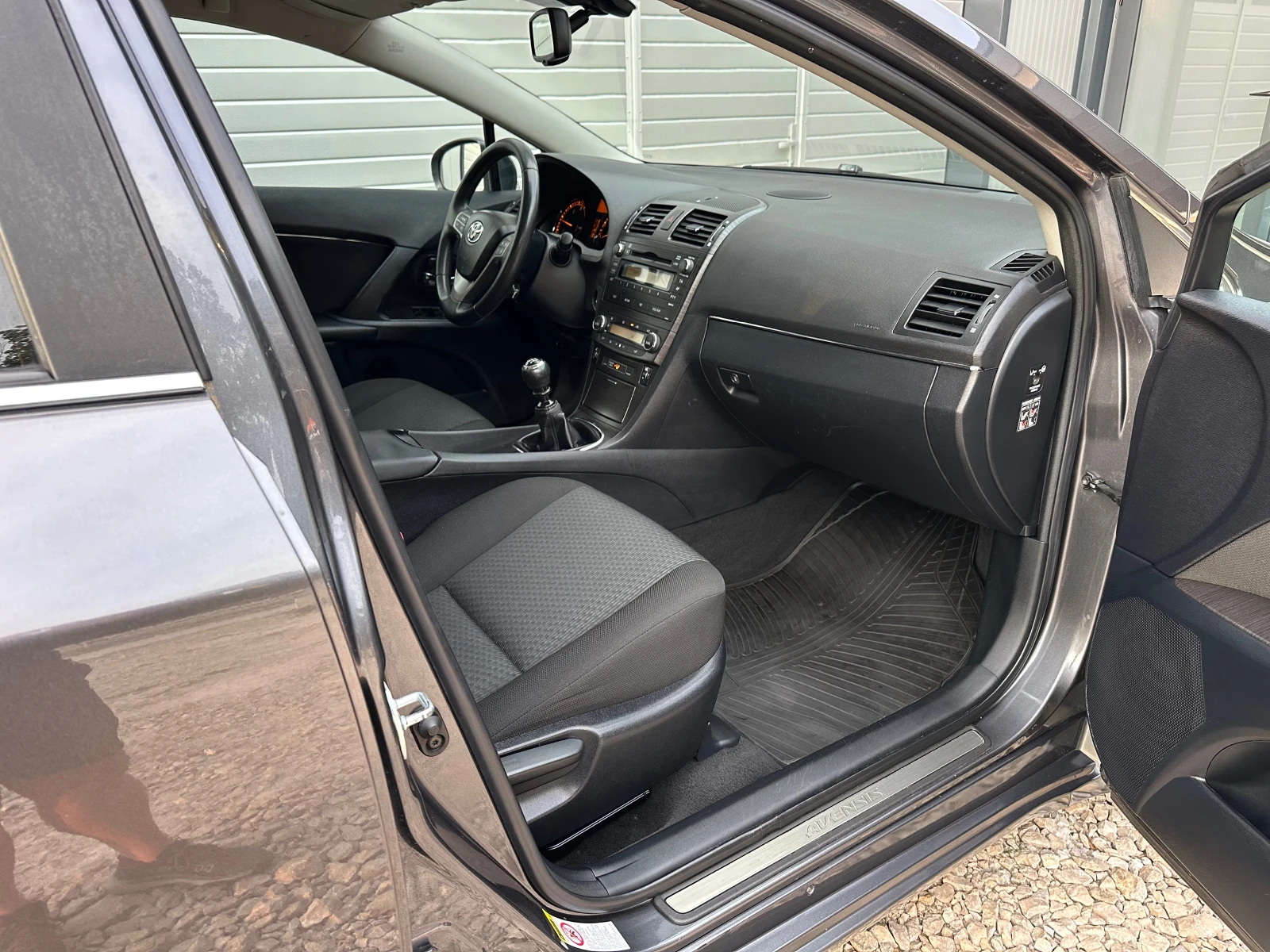 Toyota Avensis 2.0 D4D 125кс KEYLESS СЕРВИЗНА КНИЖКА, снимка 9 - Автомобили и джипове - 55412562