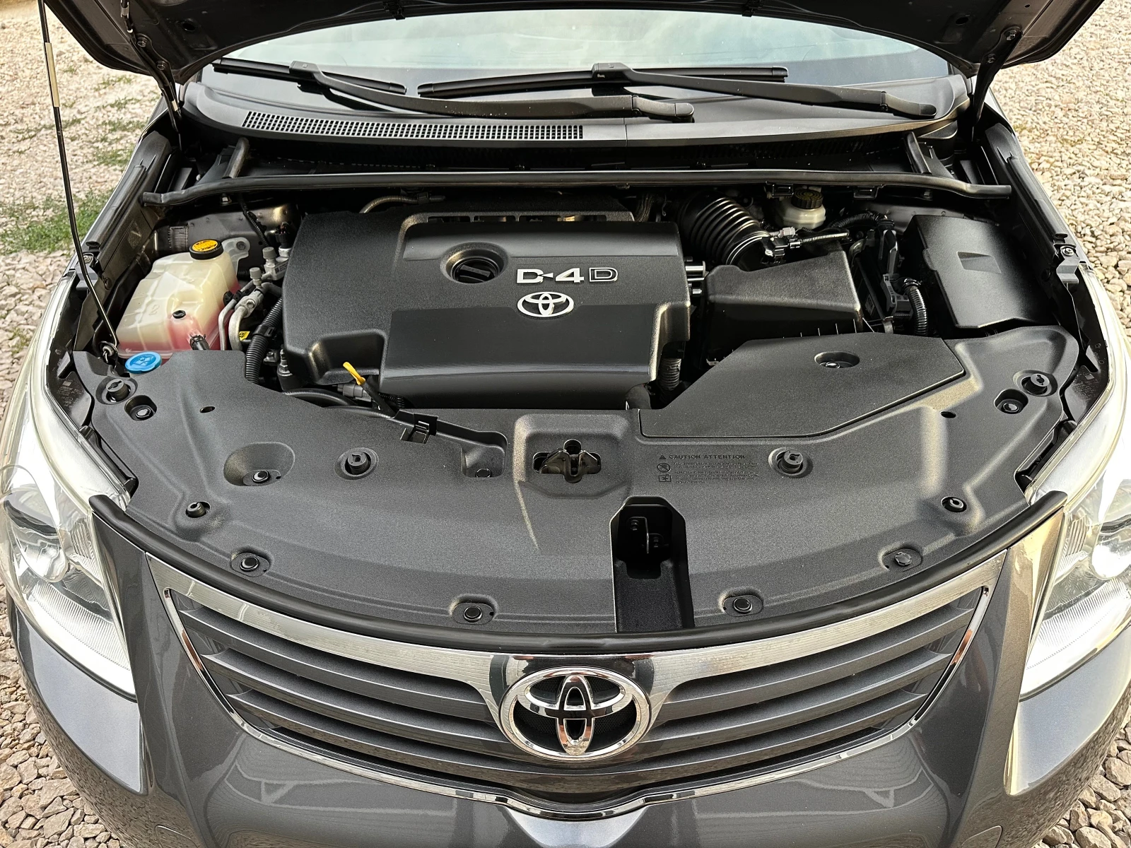 Toyota Avensis 2.0 D4D 125кс KEYLESS СЕРВИЗНА КНИЖКА, снимка 14 - Автомобили и джипове - 55412562