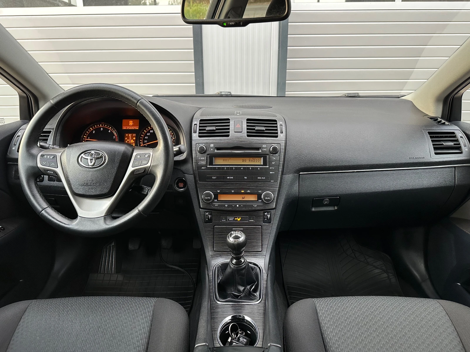 Toyota Avensis 2.0 D4D 125кс KEYLESS СЕРВИЗНА КНИЖКА, снимка 13 - Автомобили и джипове - 55412562