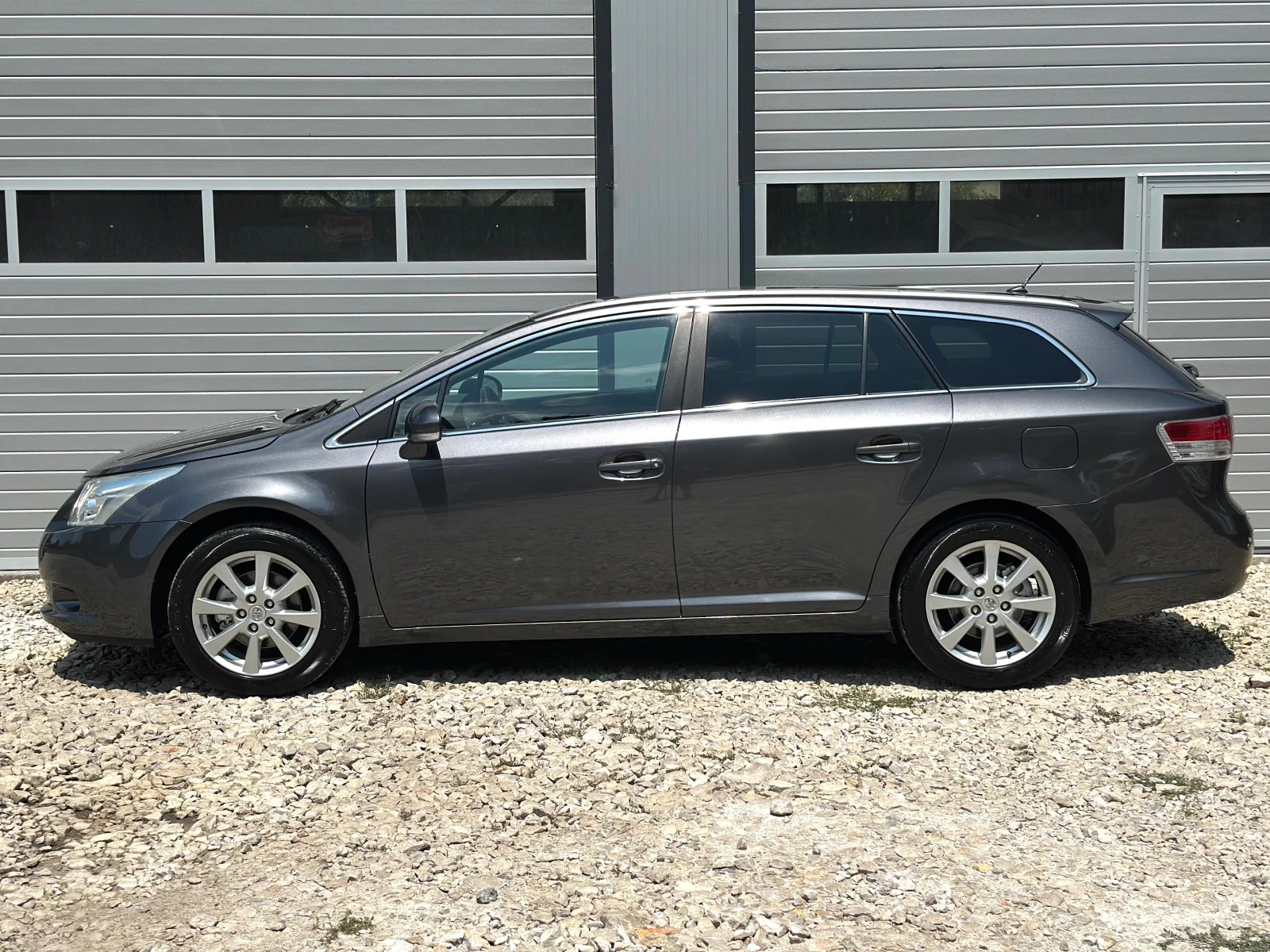 Toyota Avensis 2.0 D4D 125кс KEYLESS СЕРВИЗНА КНИЖКА, снимка 4 - Автомобили и джипове - 55412562