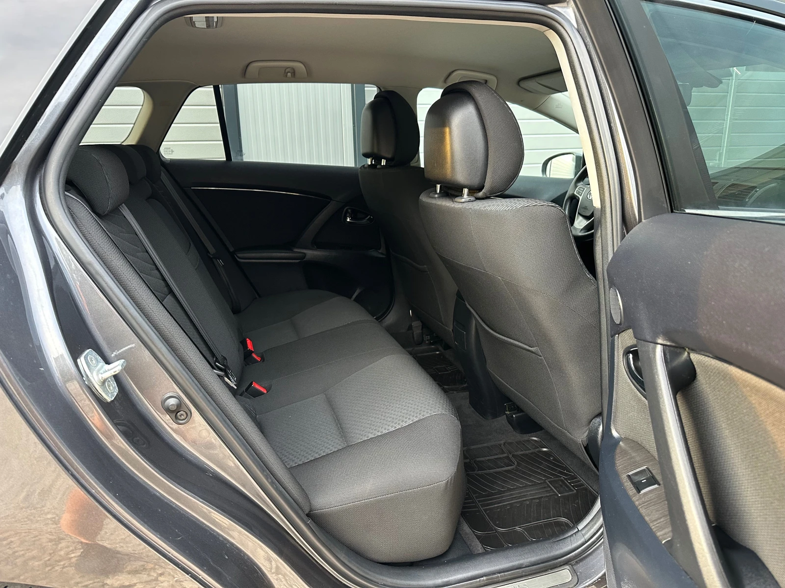 Toyota Avensis 2.0 D4D 125кс KEYLESS СЕРВИЗНА КНИЖКА, снимка 10 - Автомобили и джипове - 55412562