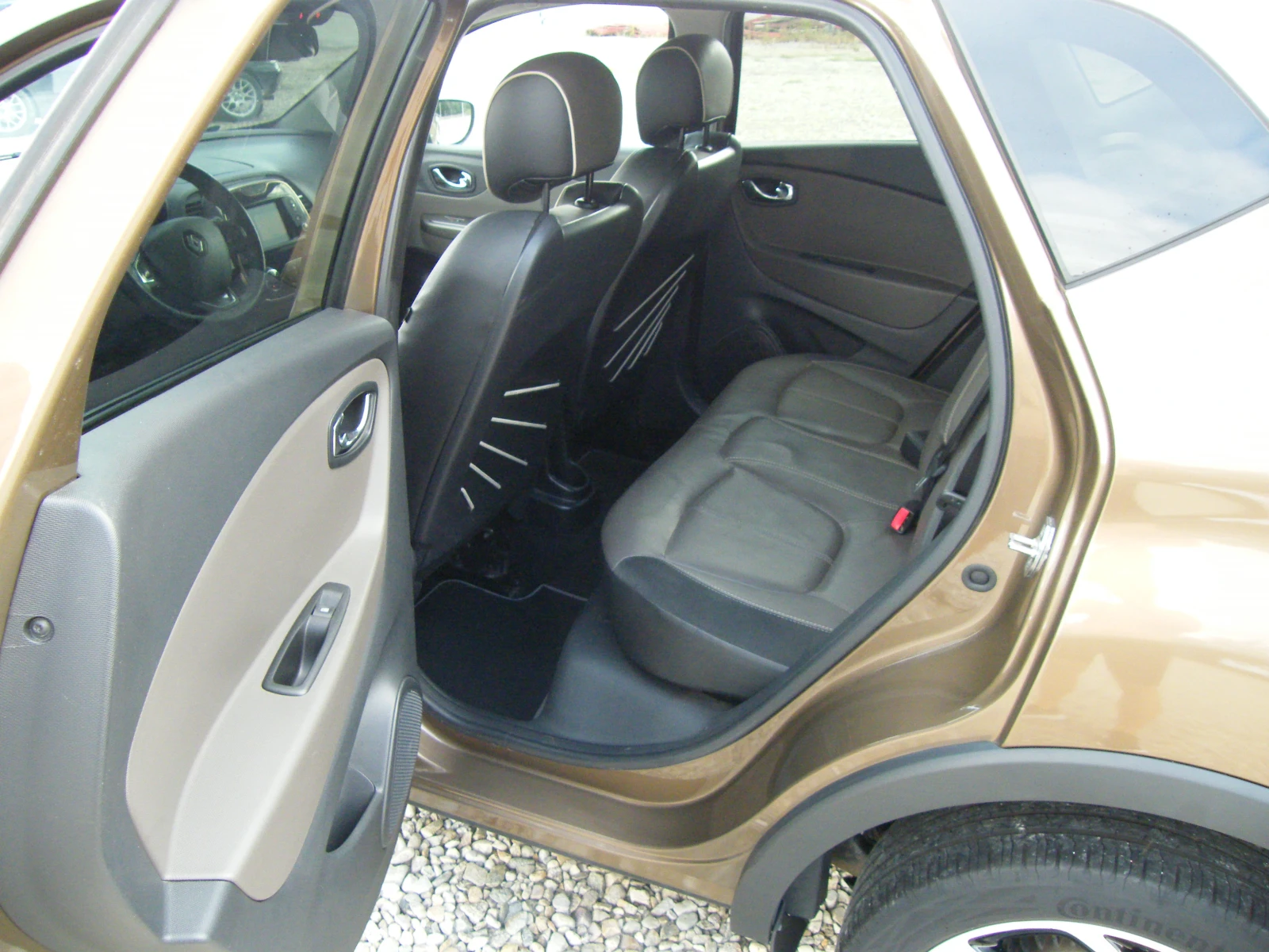 Renault Captur 1.5dci EURO 6B, снимка 9 - Автомобили и джипове - 55665874