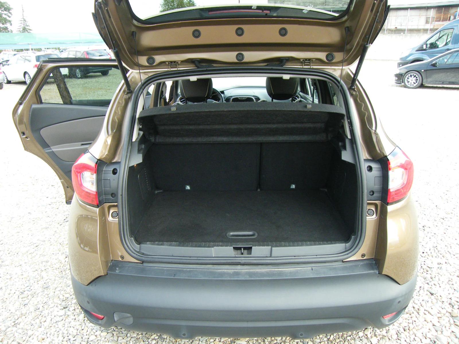 Renault Captur 1.5dci EURO 6B, снимка 10 - Автомобили и джипове - 55665874