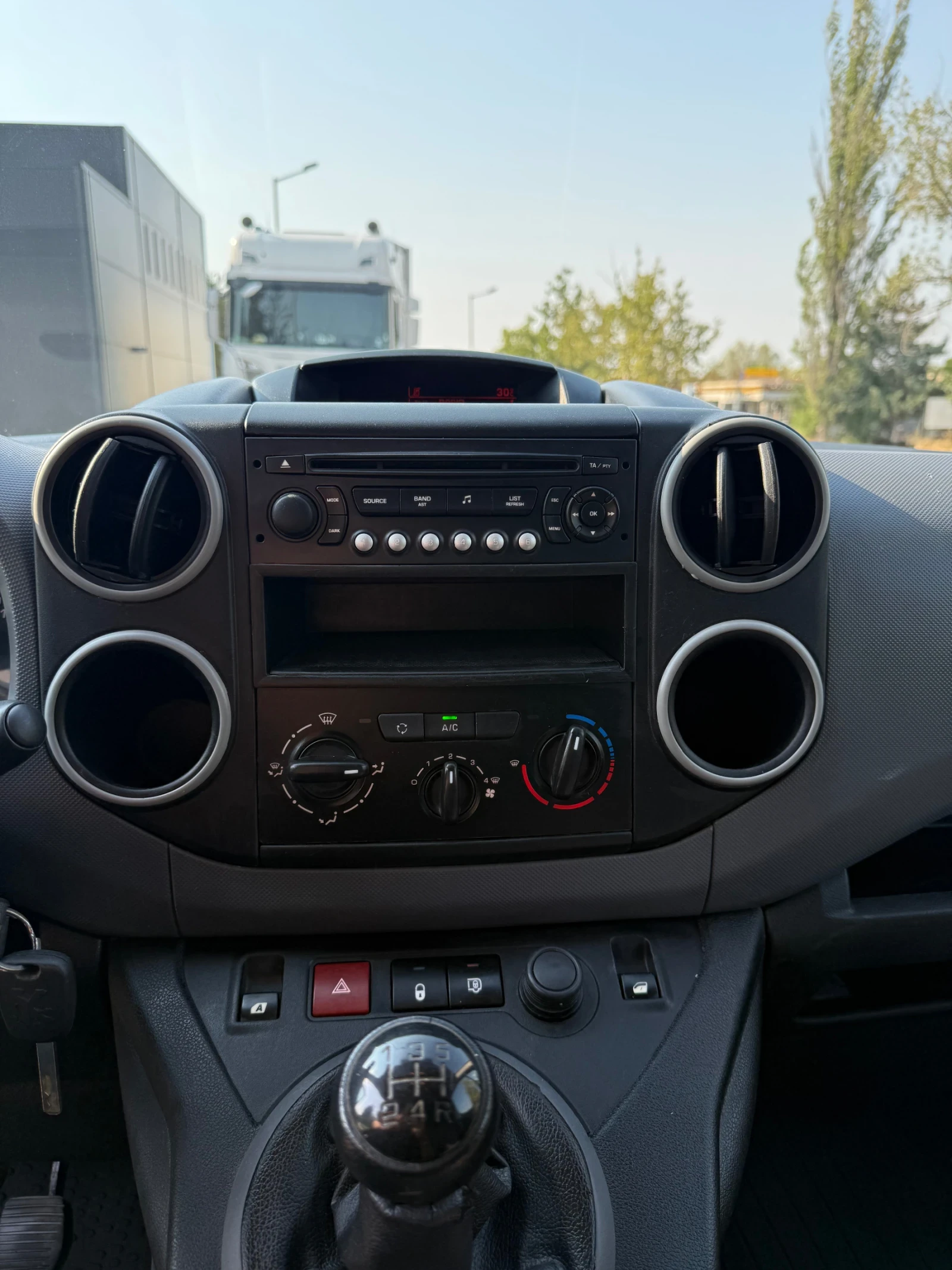 Peugeot Partner 1.6HDI* 3 МЕСТЕН* КЛИМАТИК* БАГАЖНИК* ЕВРО 5, снимка 10 - Автомобили и джипове - 55709894