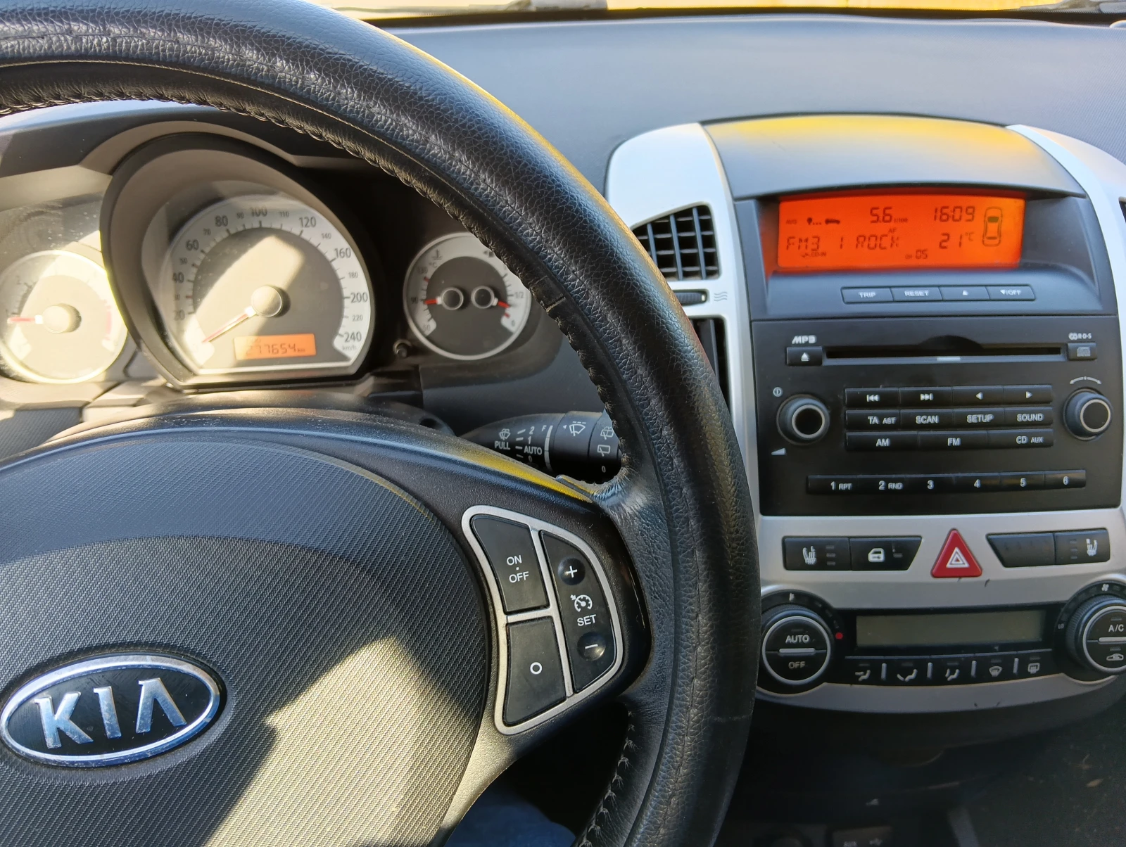 Kia Ceed 1.6 CRDi , снимка 3 - Автомобили и джипове - 56646219