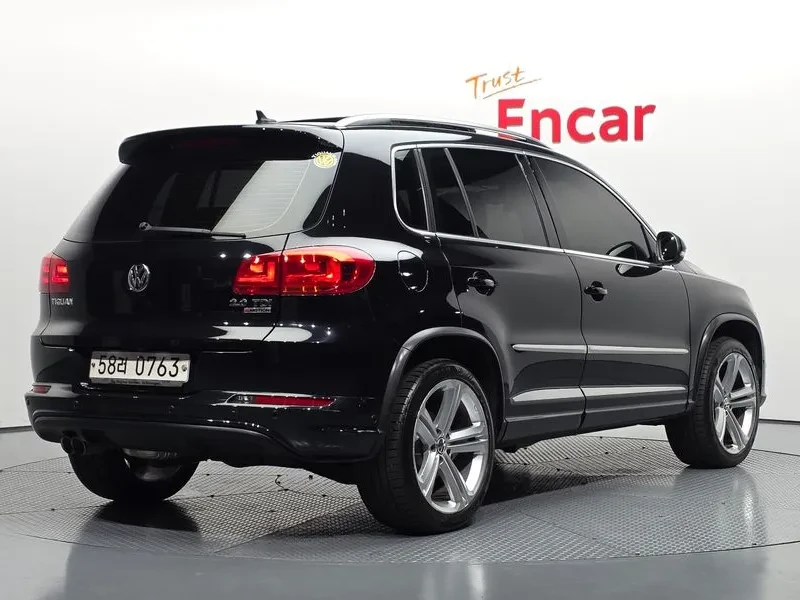 VW Tiguan 2.0 Tdi R-Line 5N, снимка 2 - Автомобили и джипове - 55263406