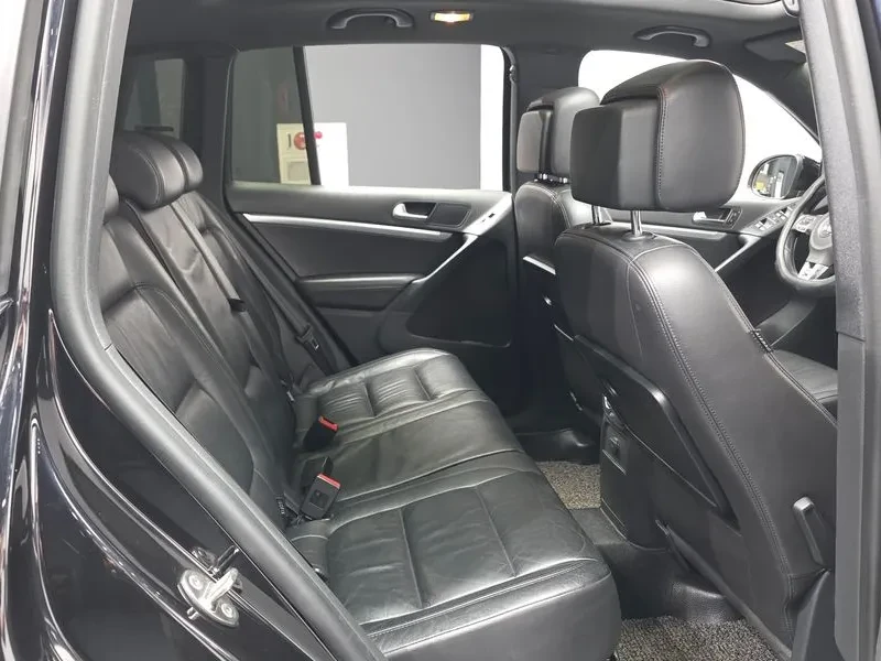 VW Tiguan 2.0 Tdi R-Line 5N, снимка 12 - Автомобили и джипове - 55263406