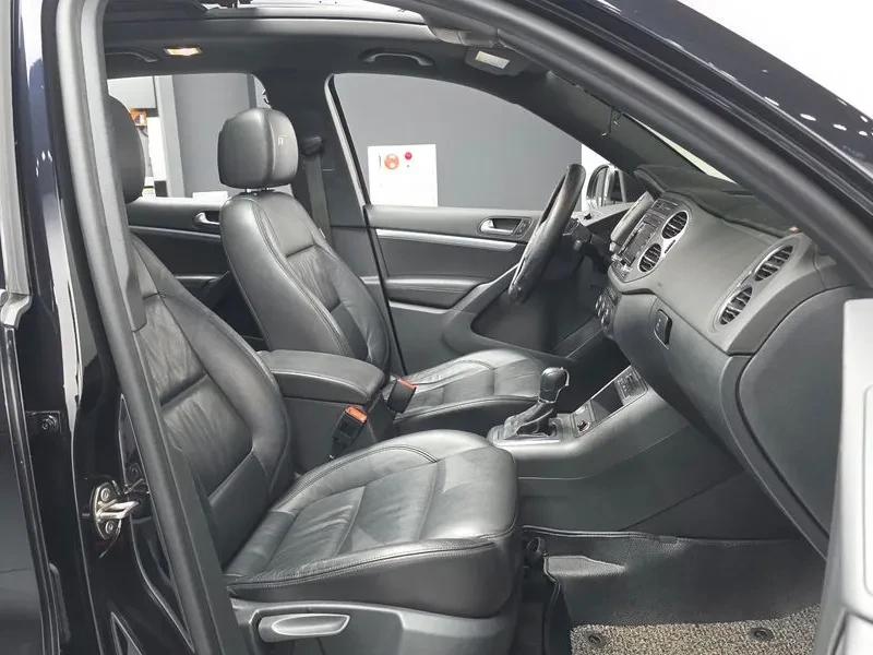 VW Tiguan 2.0 Tdi R-Line 5N, снимка 11 - Автомобили и джипове - 55263406