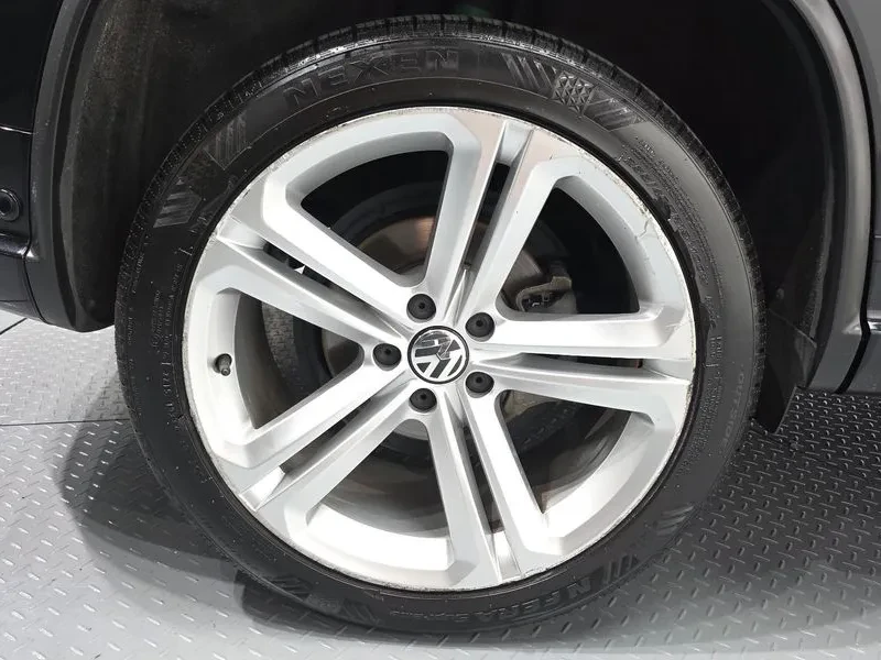 VW Tiguan 2.0 Tdi R-Line 5N, снимка 5 - Автомобили и джипове - 55263406