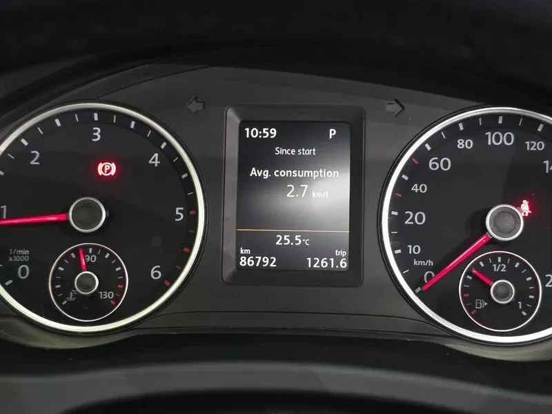 VW Tiguan 2.0 Tdi R-Line 5N, снимка 8 - Автомобили и джипове - 55263406