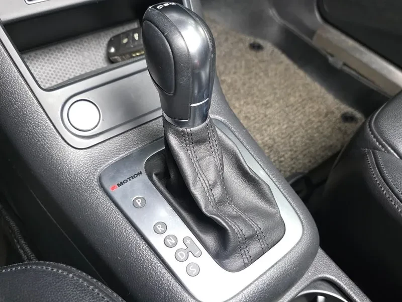 VW Tiguan 2.0 Tdi R-Line 5N, снимка 9 - Автомобили и джипове - 55263406