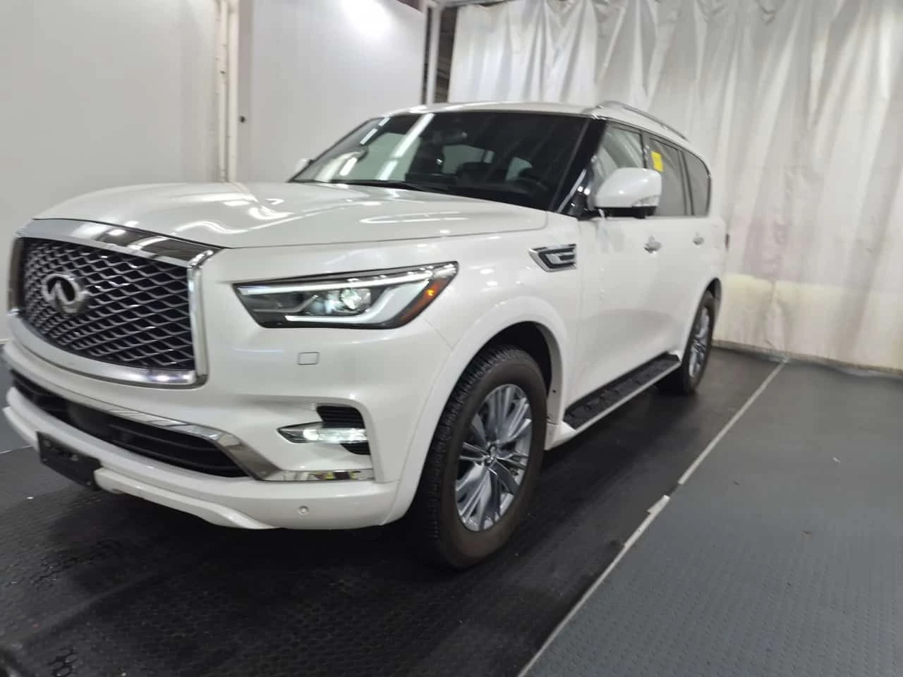 Infiniti QX80 * LUXE 8 PASSENGER AWD * CARFAX * ��� ������������ | Mobile.bg � ����������� 1