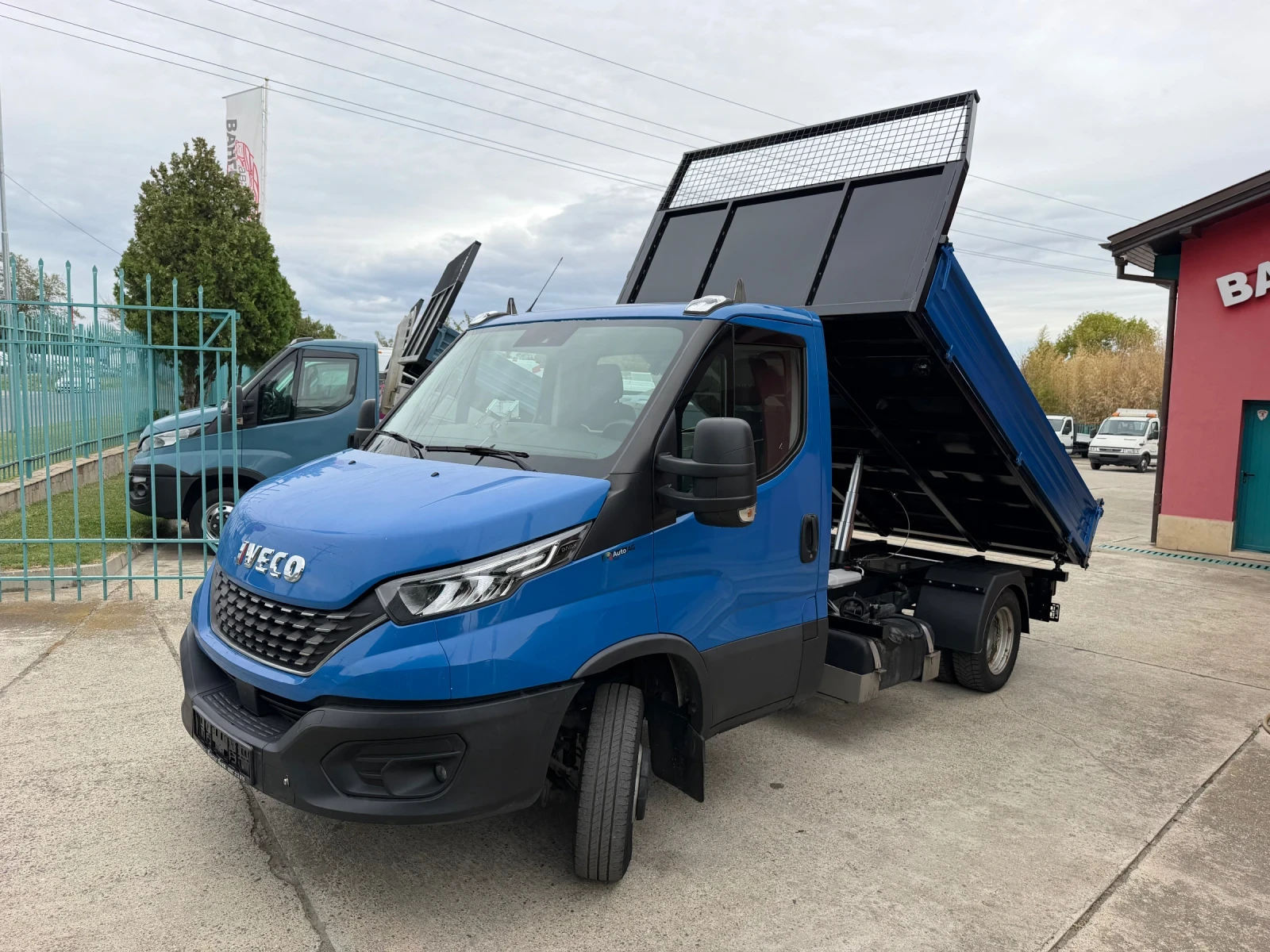 Iveco Daily 3.0HPI* 35C18* Климатик* Тристранен самосвал, снимка 4 - Бусове и автобуси - 56231788