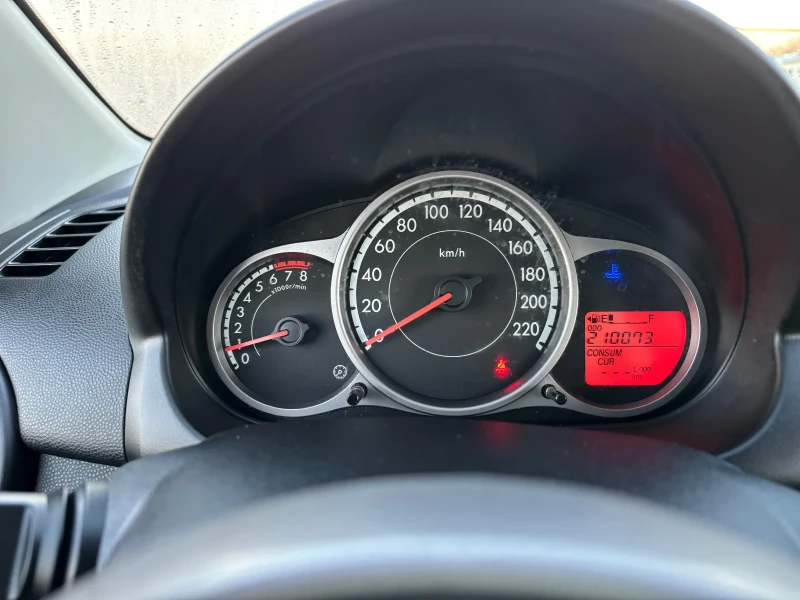 Mazda 2 1.3-85кс, снимка 12 - Автомобили и джипове - 52929997