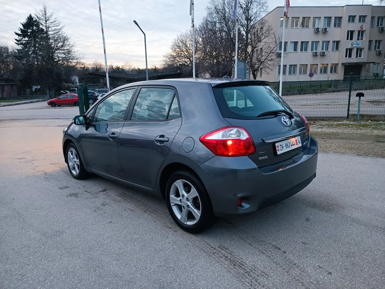 Toyota Auris 1.8i-147кс-ШВЕЙЦАРИЯ-РЪЧКА-6ск-FACELIFT-Keyless - изображение 6