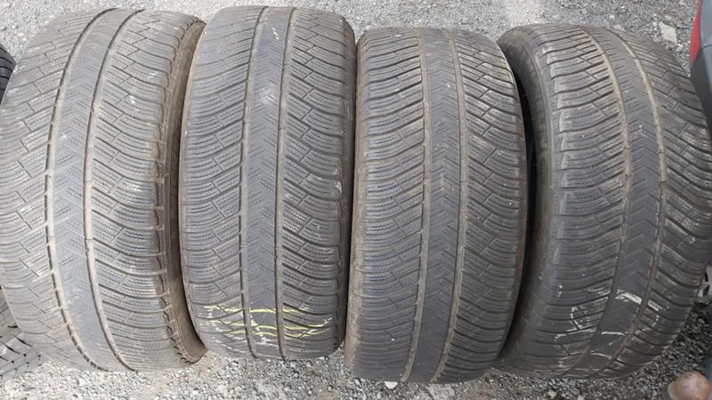 Гуми Зимни 255/45R19, снимка 1 - Гуми и джанти - 28770916