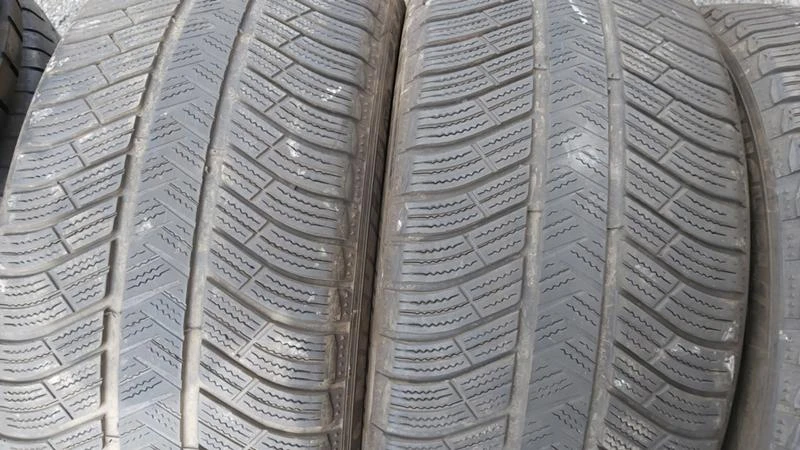 Гуми Зимни 255/45R19, снимка 2 - Гуми и джанти - 28770916