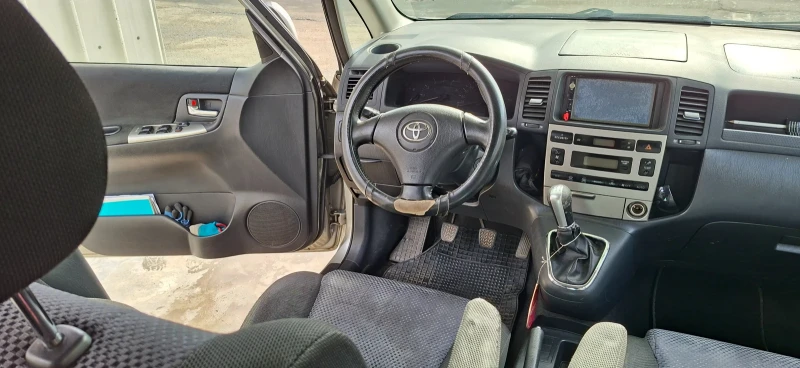 Toyota Corolla verso 2.0 D4D, снимка 9 - Автомобили и джипове - 53560311