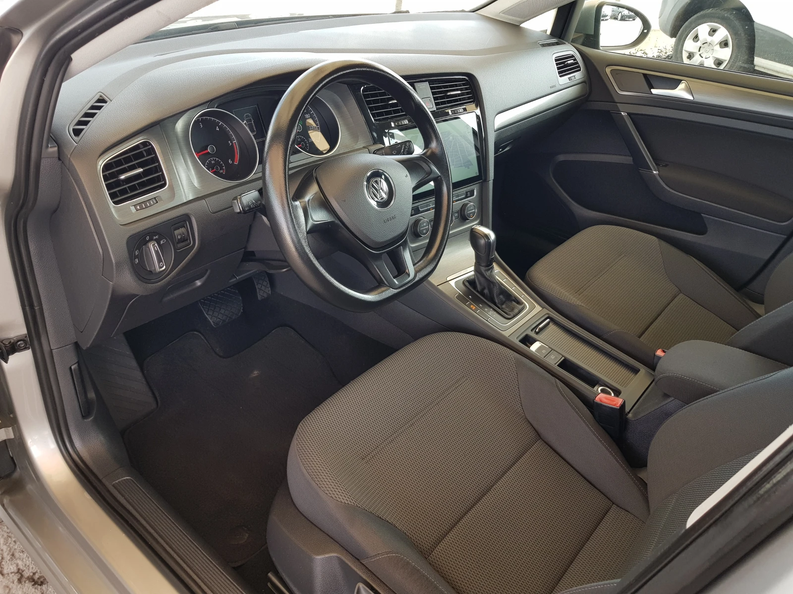 VW Golf 1.6 TDI-105 к.с. АВТОМАТИК , снимка 9 - Автомобили и джипове - 55143669