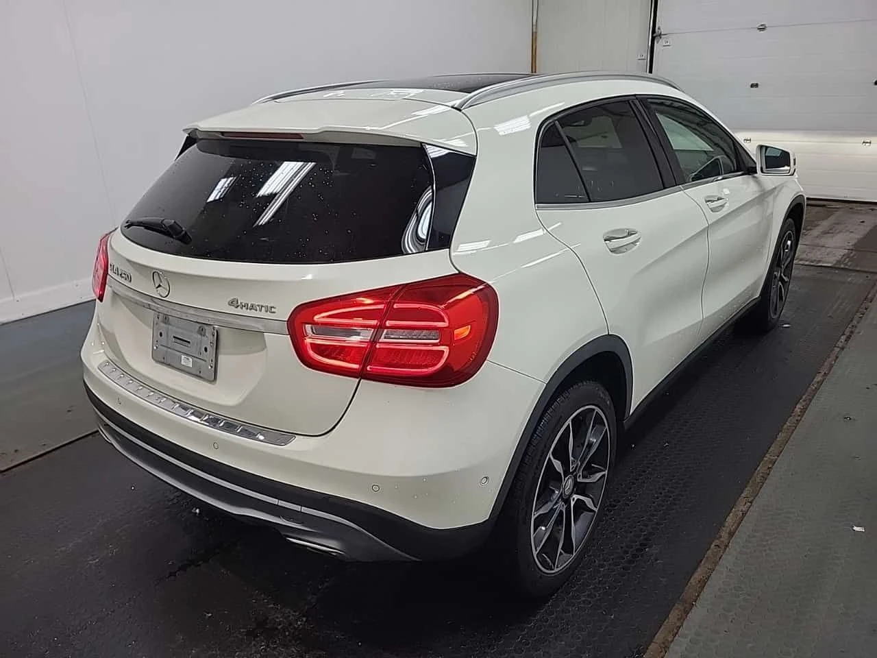 Mercedes-Benz GLA 250 * CARFAX * 2 КЛЮЧА * ПАНОРАМА * ПОДГРЕВИ * , снимка 3 - Автомобили и джипове - 54540618