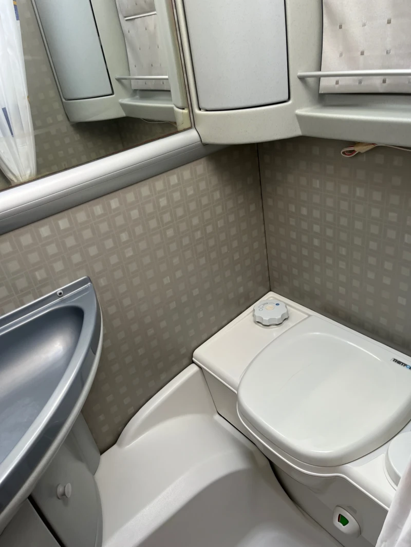 Каравана Burstner 530 TK, снимка 16 - Каравани и кемпери - 52535714