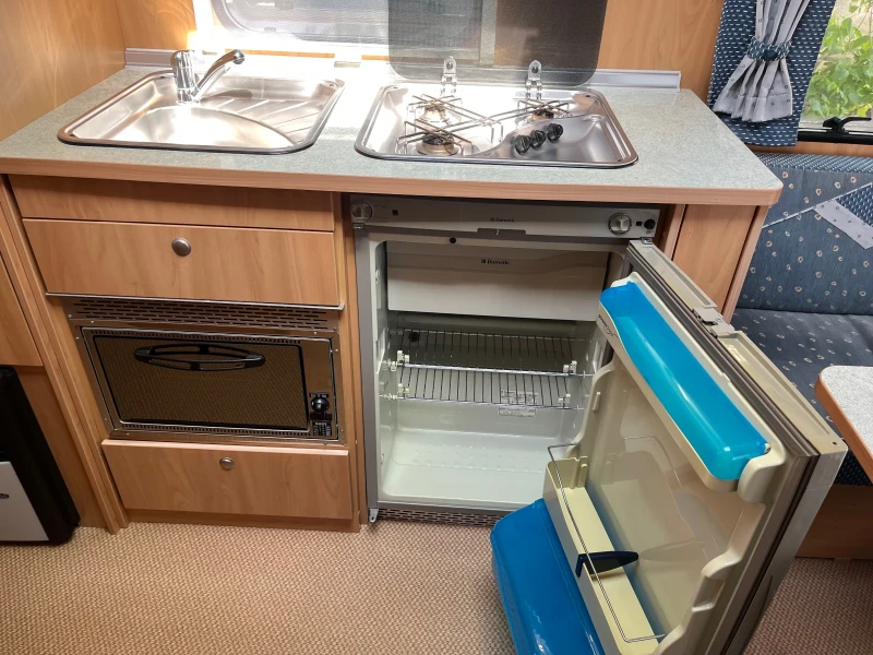 Каравана Burstner 530 TK, снимка 9 - Каравани и кемпери - 52535714