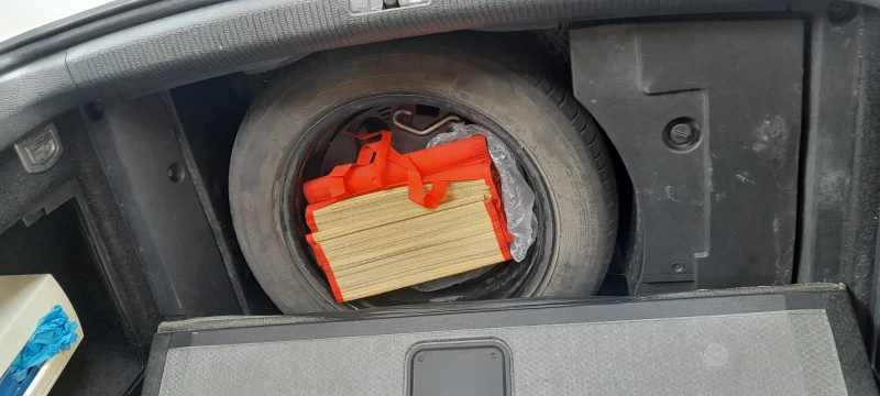 VW Passat 1.6, снимка 13 - Автомобили и джипове - 50408224