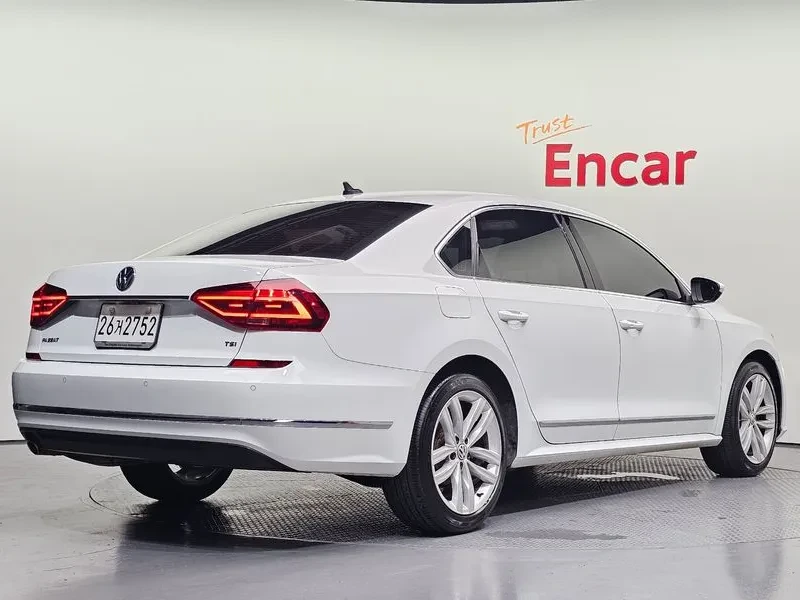 VW Passat 2.0 TSI, снимка 2 - Автомобили и джипове - 56324974