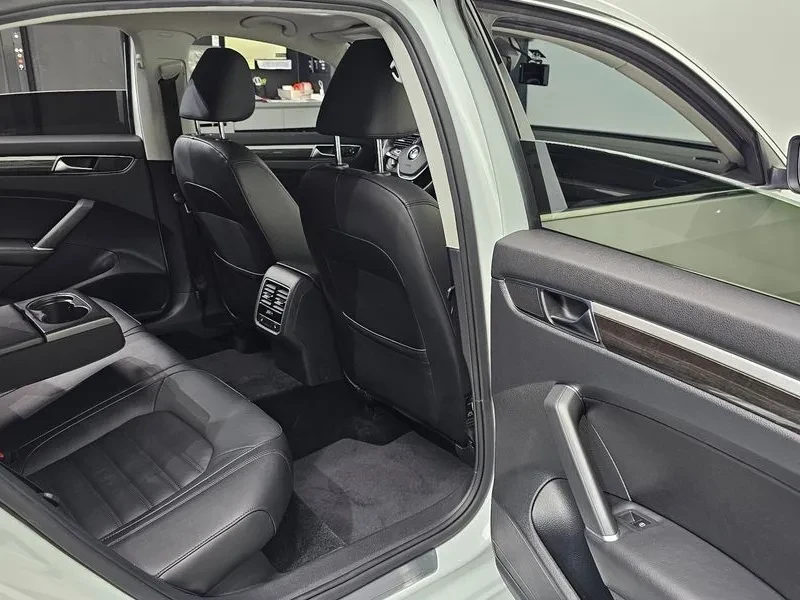 VW Passat 2.0 TSI, снимка 11 - Автомобили и джипове - 56324974