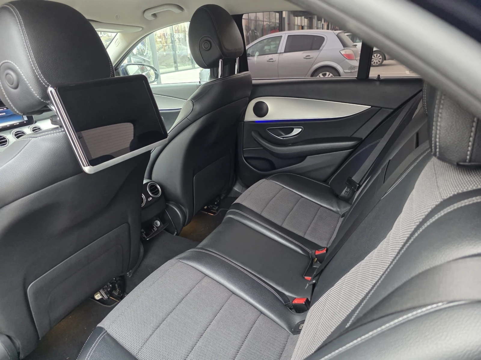 Mercedes-Benz E 220 Digital//9Gtronic/360 kameri/ самопаркиране , снимка 11 - Автомобили и джипове - 54168237