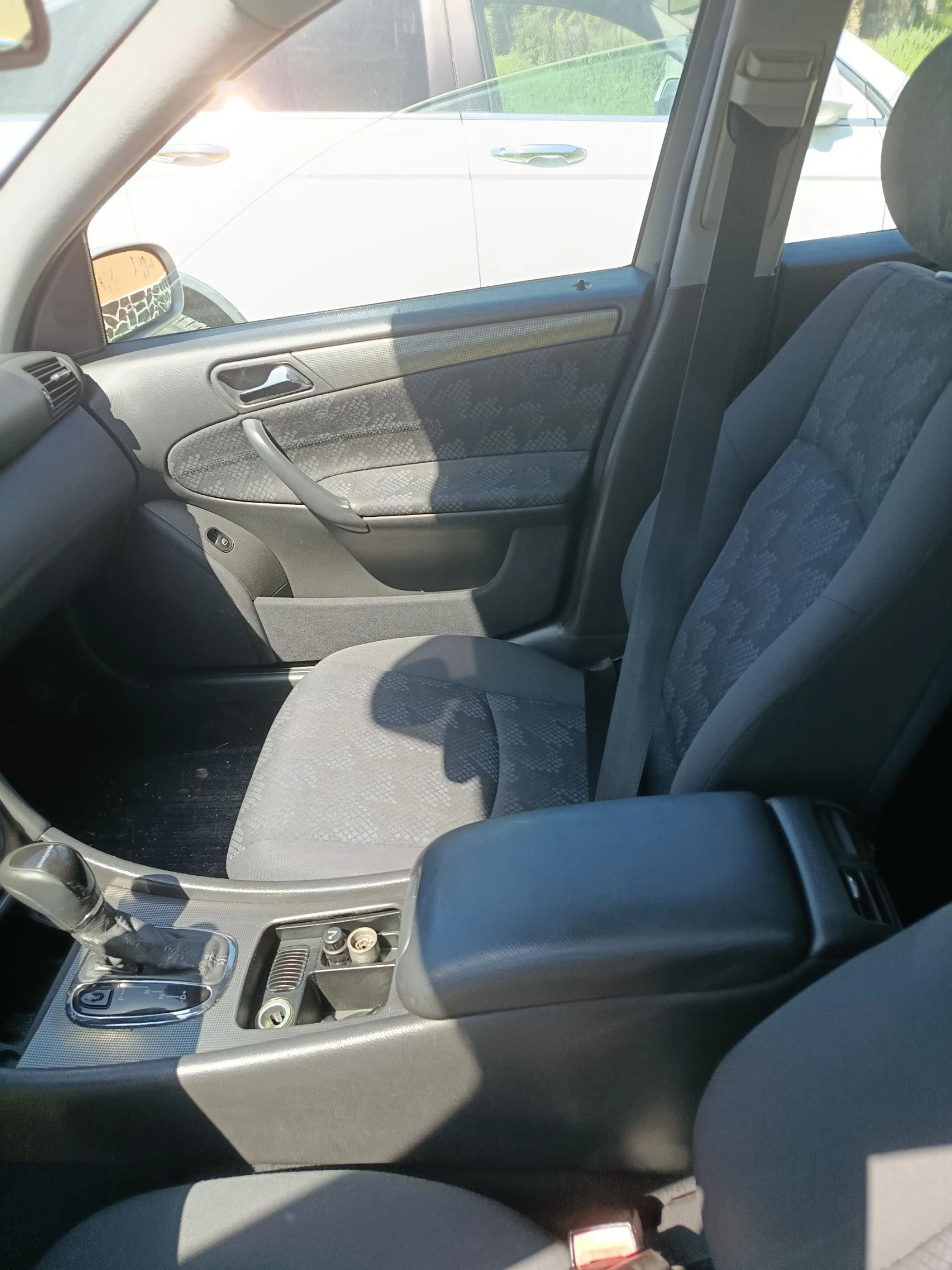 Mercedes-Benz C 220 Avantgarde, снимка 9 - Автомобили и джипове - 54604066