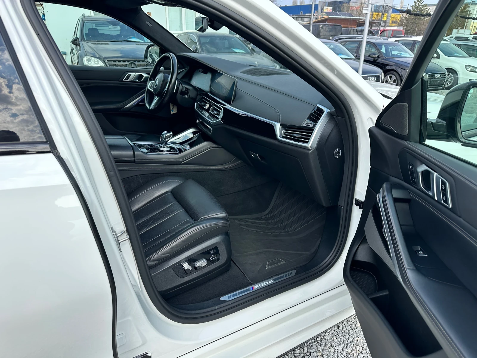 BMW X6 М50d-xDrive -SWAROVSKi-Harman.Kardon, снимка 10 - Автомобили и джипове - 53733683