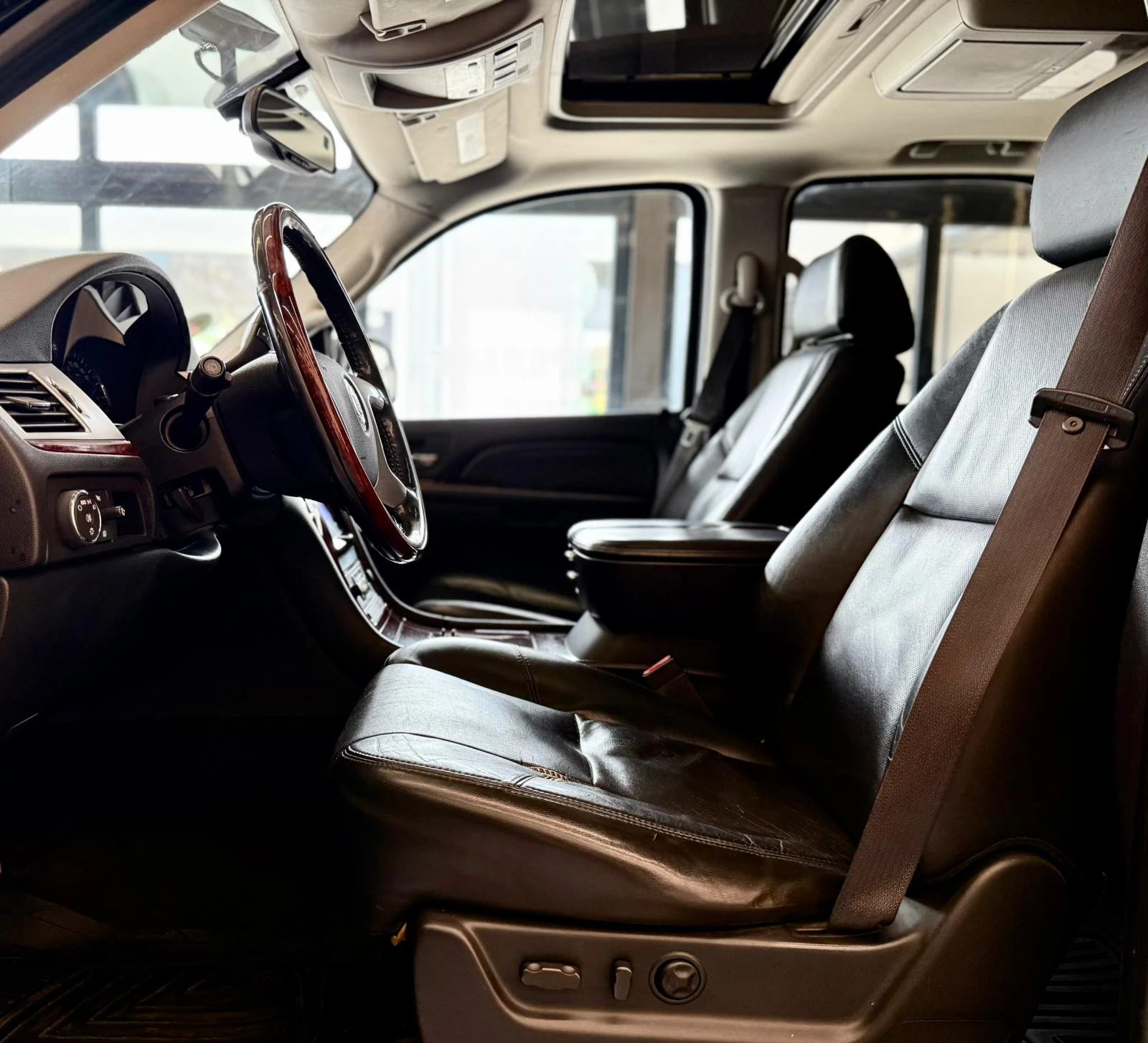 Cadillac Escalade LPG* AWD* Подгрев* Обдухване* Памет* Лизинг, снимка 8 - Автомобили и джипове - 53998559