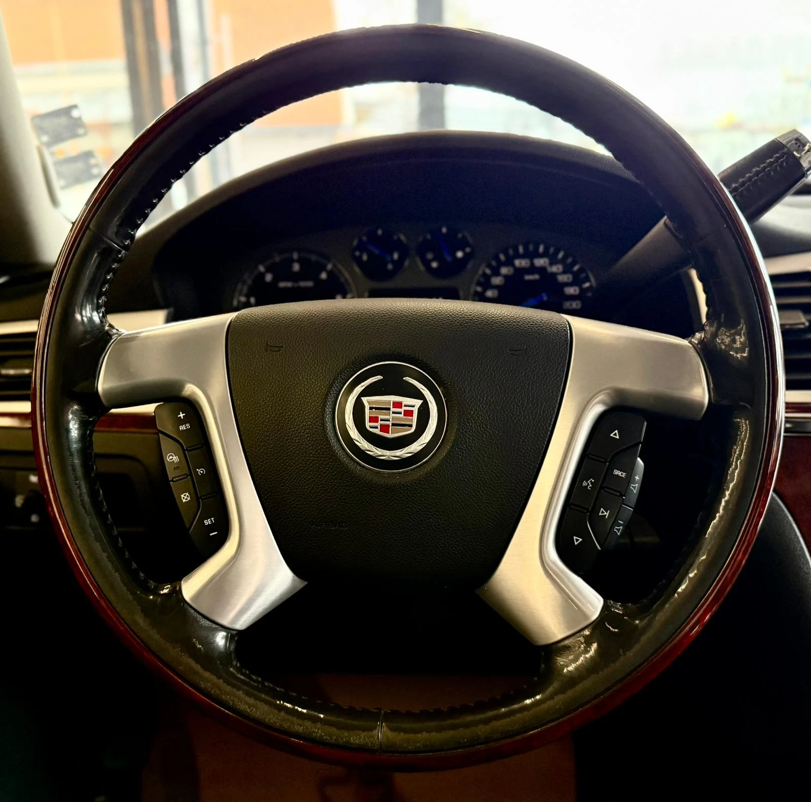 Cadillac Escalade LPG* AWD* Подгрев* Обдухване* Памет* Лизинг, снимка 12 - Автомобили и джипове - 53998559