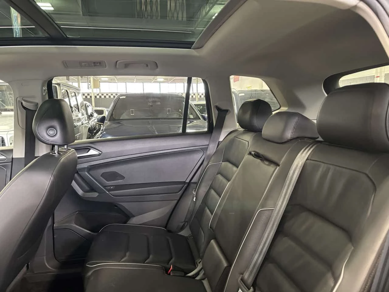 VW Tiguan * Highline| 4MOTION| NAV| FENDERAUDIO| LEATHER| PA, снимка 8 - Автомобили и джипове - 54905308