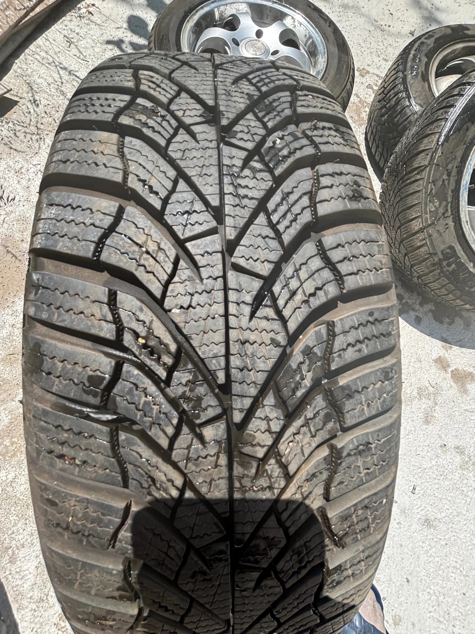 Гуми с джанти Kumho 185/60R15, снимка 2 - Гуми и джанти - 54974851