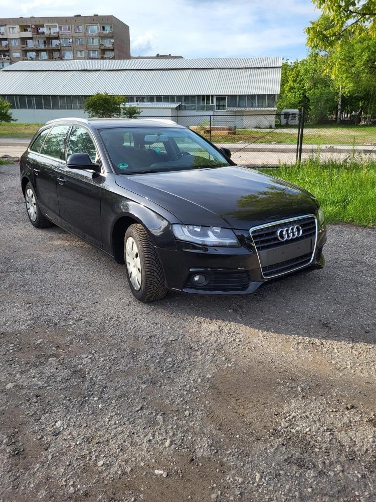 Audi A4 Регистрирана всичко платено кара се всеки ден , снимка 2 - Автомобили и джипове - 45633443
