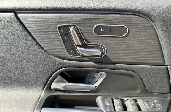 Mercedes-Benz EQB 350 4Matic = AMG Line = Premium Гаранция, снимка 4 - Автомобили и джипове - 54223733