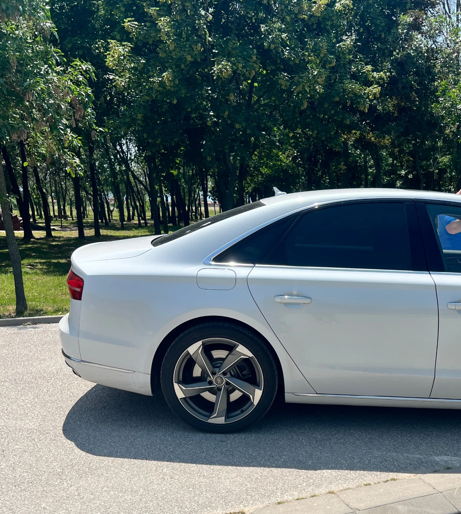Audi A8 4000 Бензин - изображение 4