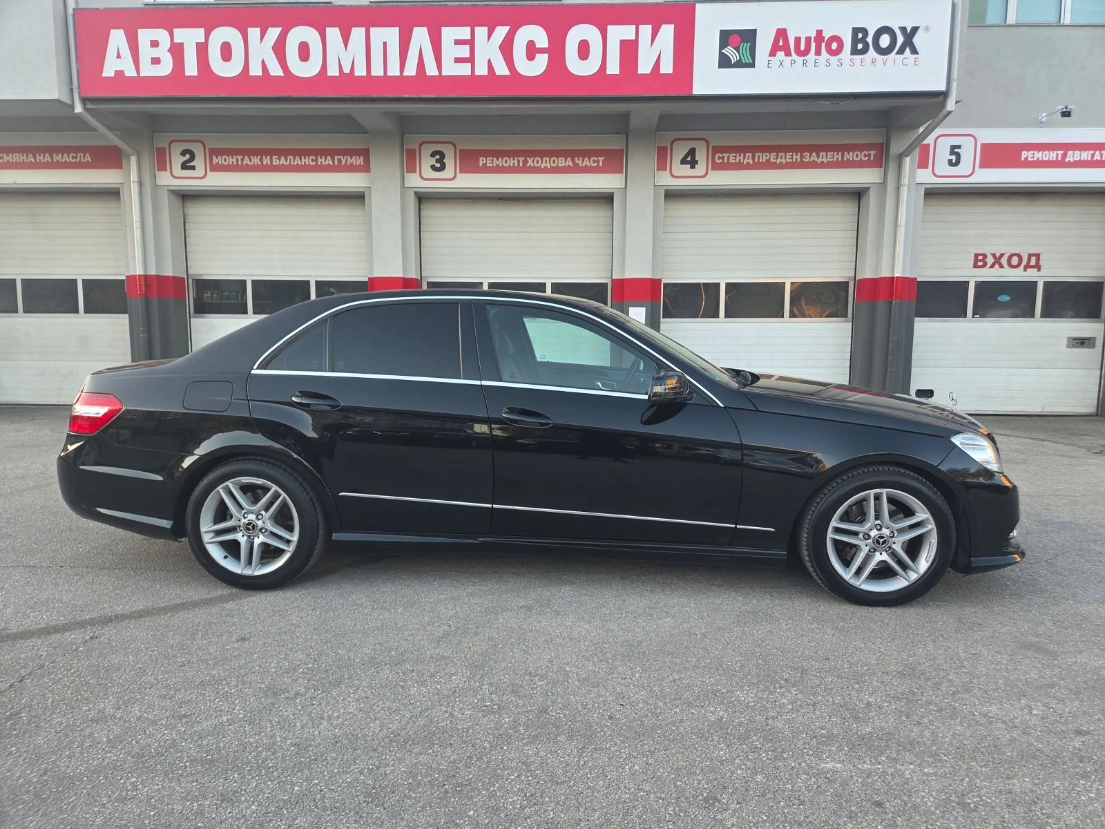 Mercedes-Benz E 220 AMG///AT-7G-Tronic, снимка 6 - Автомобили и джипове - 54334317