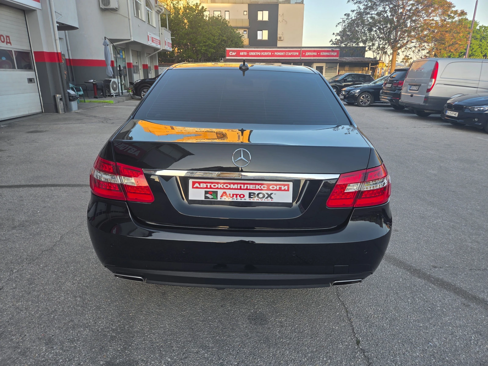 Mercedes-Benz E 220 AMG///AT-7G-Tronic, снимка 4 - Автомобили и джипове - 54334317