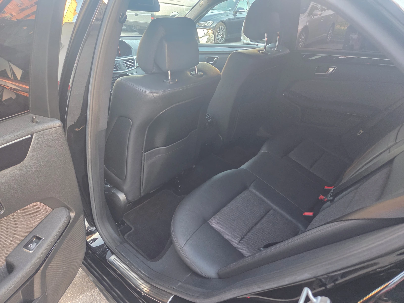 Mercedes-Benz E 220 AMG///AT-7G-Tronic, снимка 16 - Автомобили и джипове - 54334317